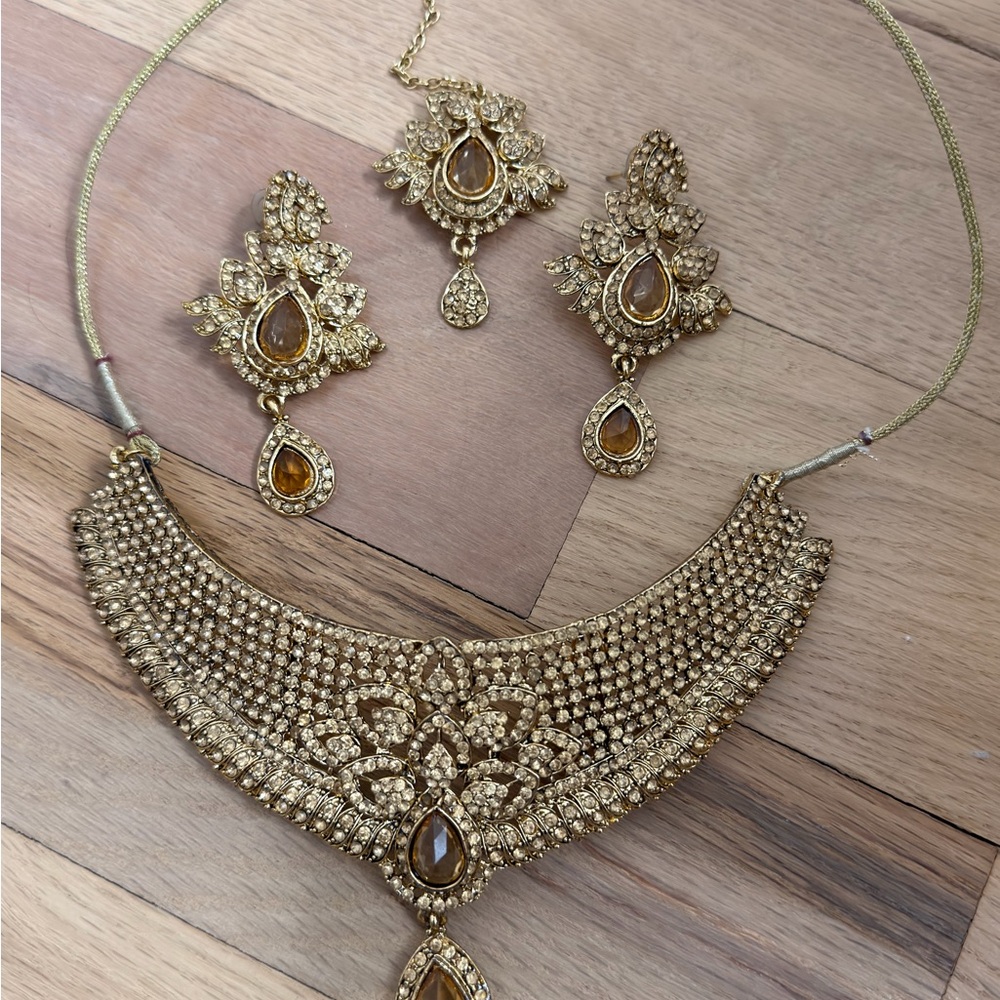 Elegant Gold Jewelry Set